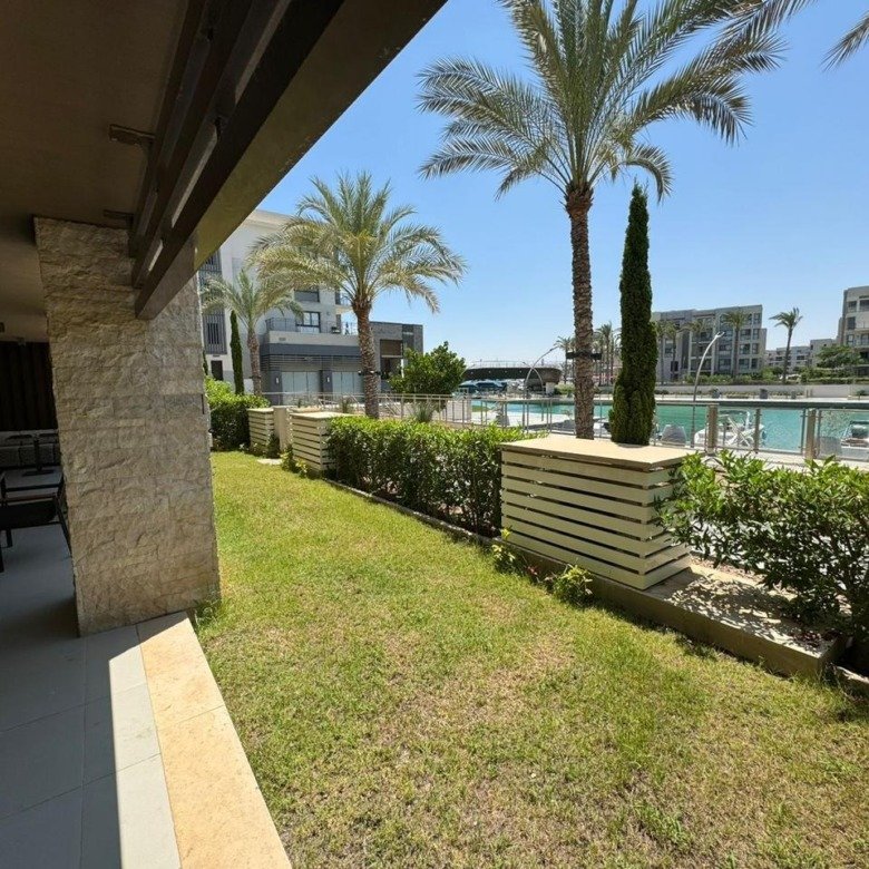 Garden and canal-side outdoor view, chalet for rent in Marassi Marina Residences, North Coast | حديقة وإطلالة خارجية بجوار القنال، شاليه للإيجار في مراسي مارينا ريزيدنس، الساحل الشمالي
