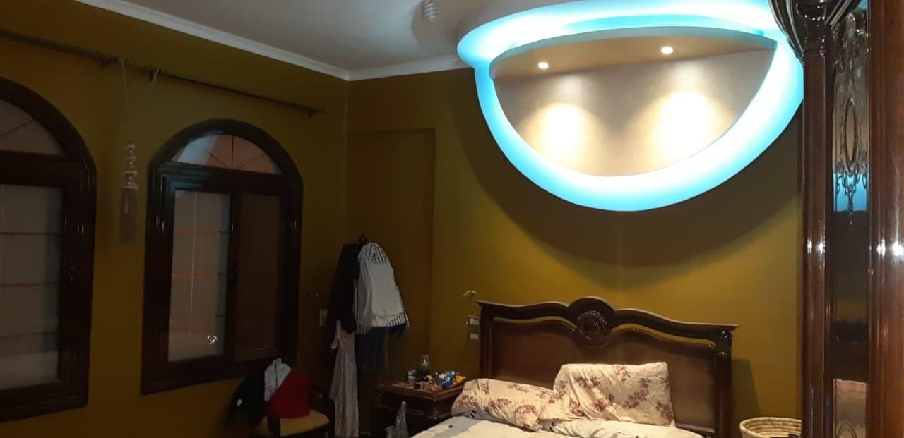 25-district2-villa-building-sale-435-03 Bedroom with decorated ceiling, District 2 villa building for sale | غرفة نوم بسقف مزخرف، مبنى فيلا للبيع في الحي الثاني