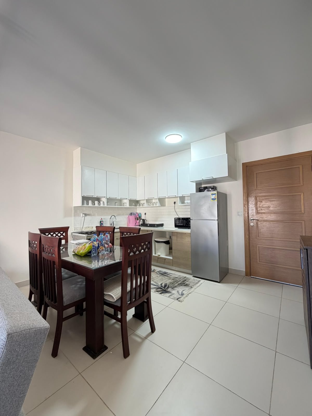 25-marassi-marina-2-300-04 Dining area and equipped kitchen, chalet for rent in Marassi Marina 2, North Coast | منطقة طعام ومطبخ مجهز، شاليه للإيجار في مراسي مارينا 2، الساحل الشمالي