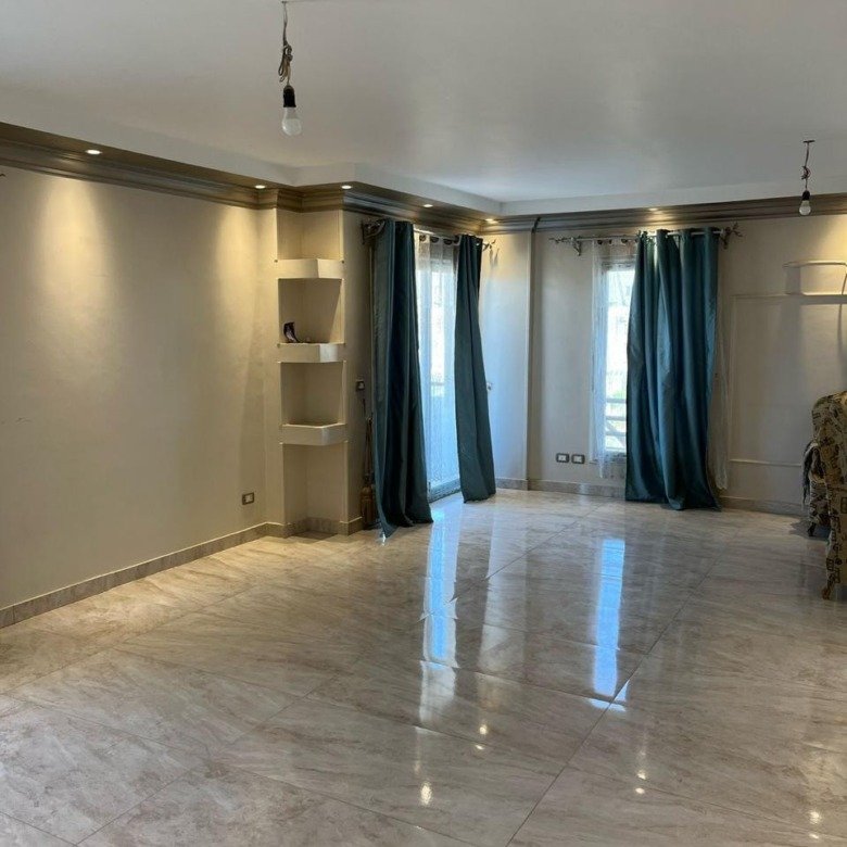 Reception with balcony doors, The Square apartment for rent | ريسيبشن بأبواب بلكونة، شقة للإيجار في ذا سكوير