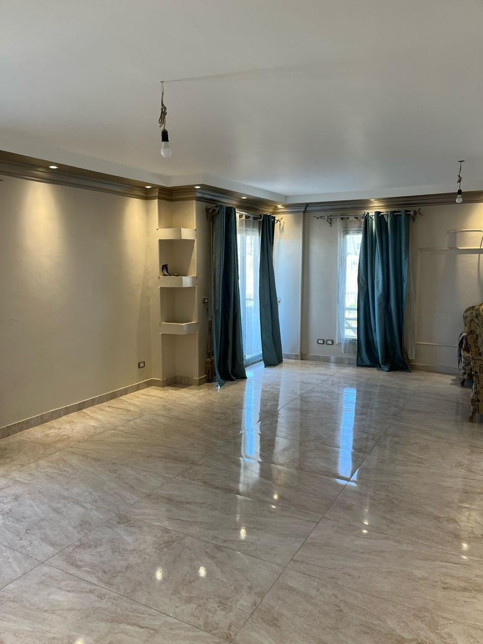 26-the-square-apartment-rent-444-00 Reception with balcony doors, The Square apartment for rent | ريسيبشن بأبواب بلكونة، شقة للإيجار في ذا سكوير