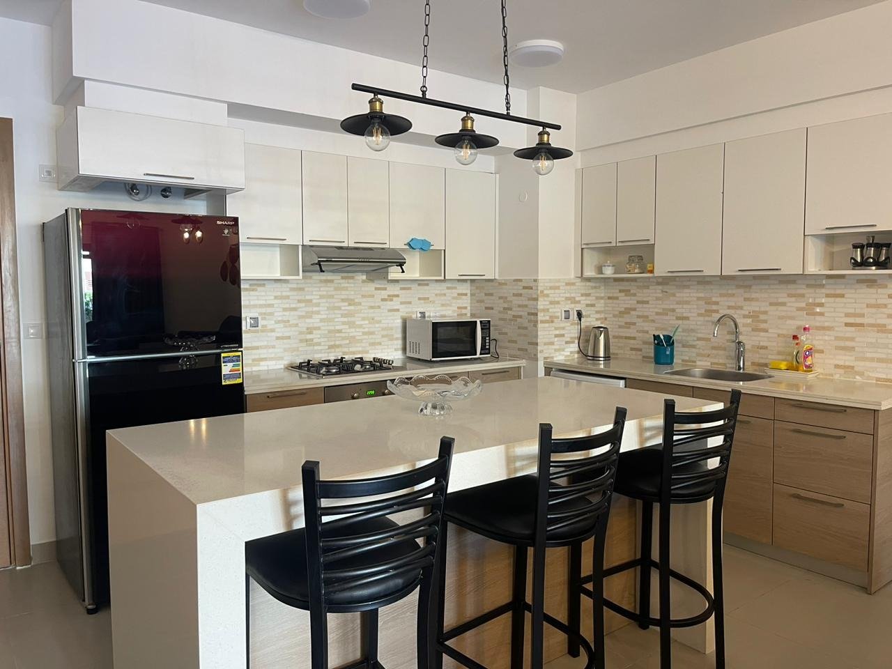 27-marassi-marina-297-04 Equipped kitchen and dining area, chalet for rent in Marassi Marina 1, North Coast | مطبخ مجهز ومنطقة طعام، شاليه للإيجار في مراسي مارينا 1، الساحل الشمالي