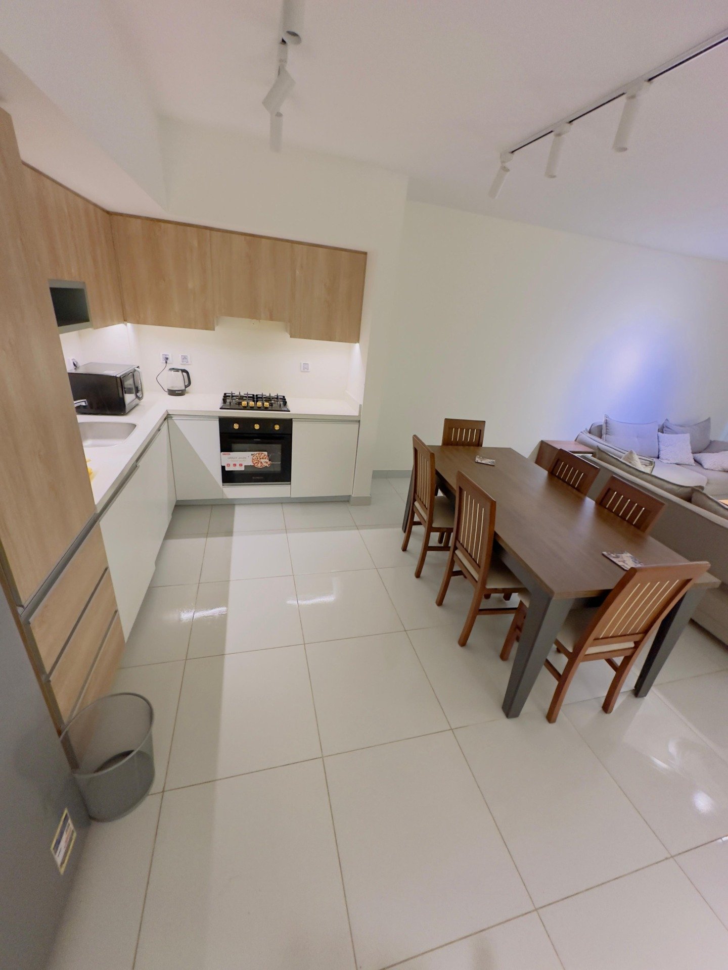 27-marassi-marina-views-293-06 Open-plan kitchen and dining space, chalet for rent in Marassi Marina Views, North Coast | مطبخ مفتوح ومساحة طعام، شاليه للإيجار في مراسي مارينا فيوز، الساحل الشمالي