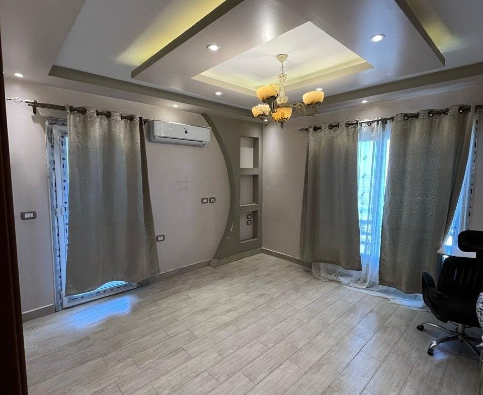 Room with recessed ceiling lights, The Square apartment for rent | غرفة بإضاءة سقف مخفية، شقة للإيجار في ذا سكوير