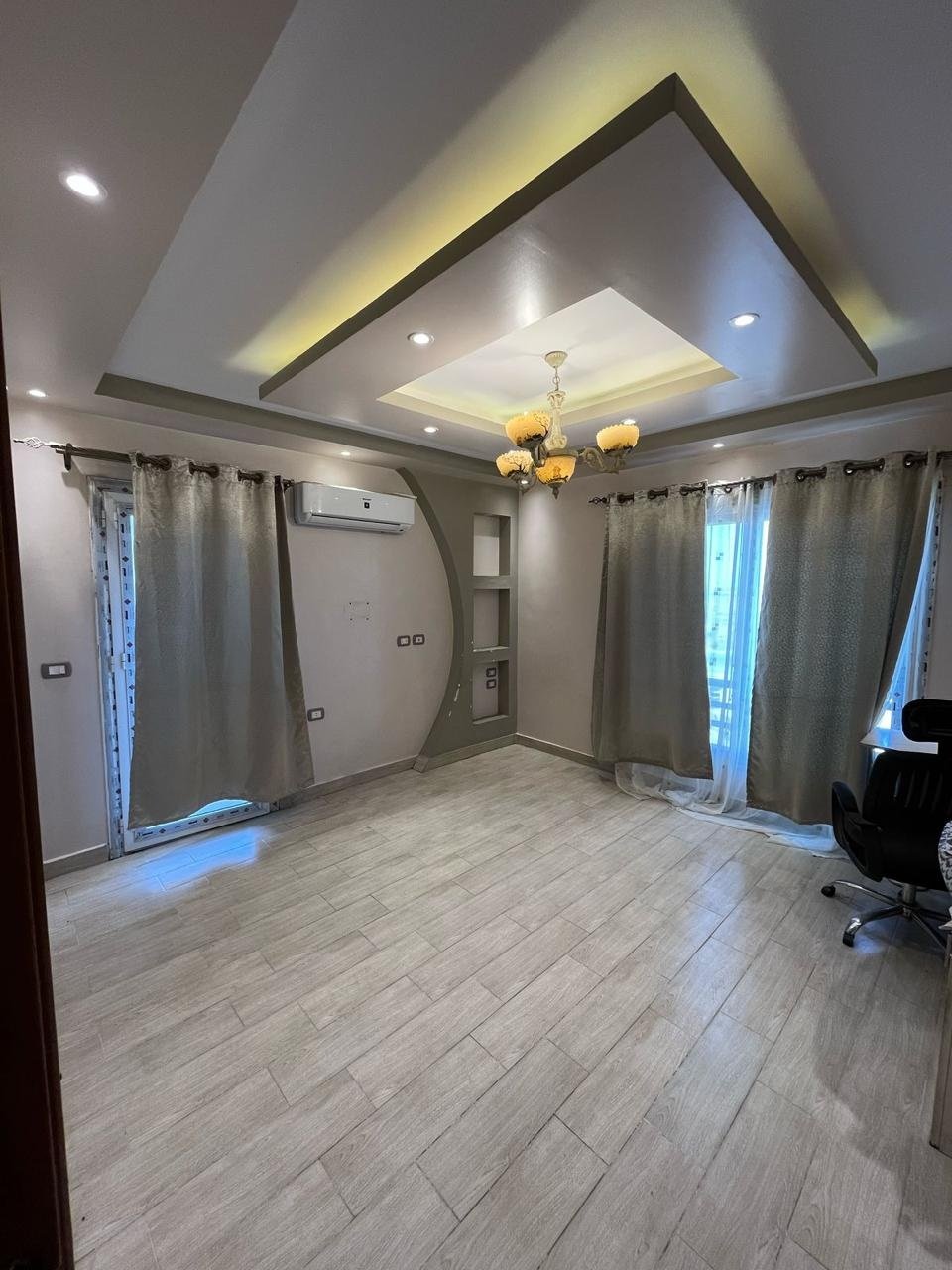 28-the-square-apartment-rent-444-02 Room with recessed ceiling lights, The Square apartment for rent | غرفة بإضاءة سقف مخفية، شقة للإيجار في ذا سكوير