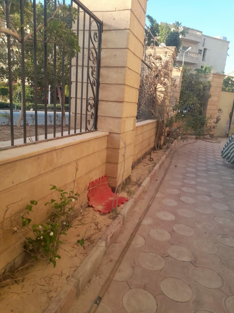 29-district2-villa-building-sale-435-07 Paved garden path, District 2 villa building for sale | ممر الحديقة المبلط، مبنى فيلا للبيع في الحي الثاني