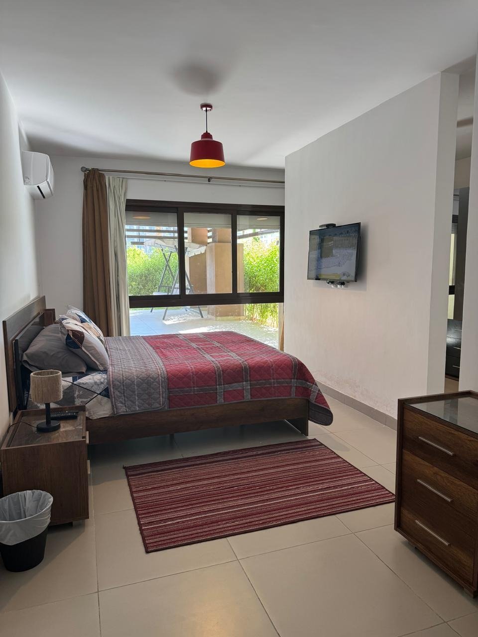 Bedroom with double bed, chalet for rent in Marassi Marina Residences, North Coast | غرفة نوم بسرير مزدوج، شاليه للإيجار في مراسي مارينا ريزيدنس، الساحل الشمالي