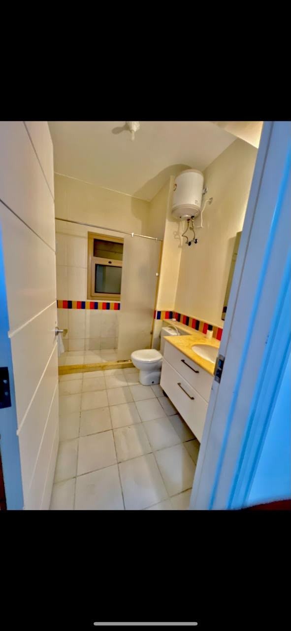 29-marassi-verdi-282-00 Bathroom with toilet and shower, penthouse for rent in Marassi Verdi, Sidi Abd El Rahman, North Coast - R&C Estate | حمام مع مرحاض ودش، بنتهاوس للإيجار في مراسي فيردي، سيدي عبد الرحمن، الساحل الشمالي - R&C Estate