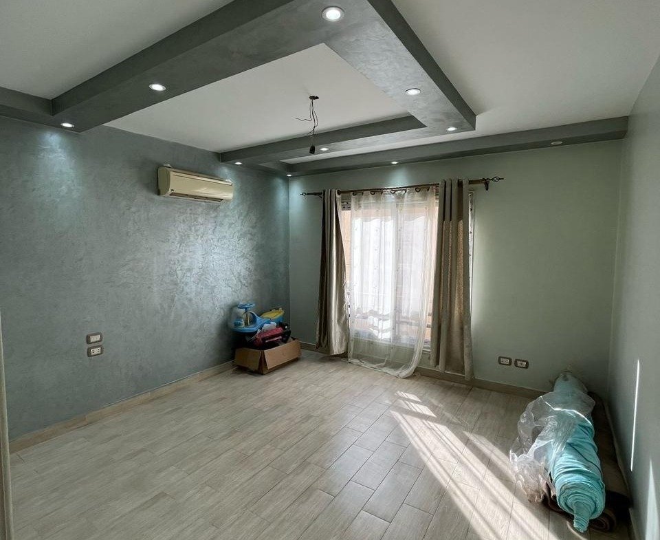 Bedroom with balcony, The Square apartment for rent | غرفة نوم ببلكونة، شقة للإيجار في ذا سكوير