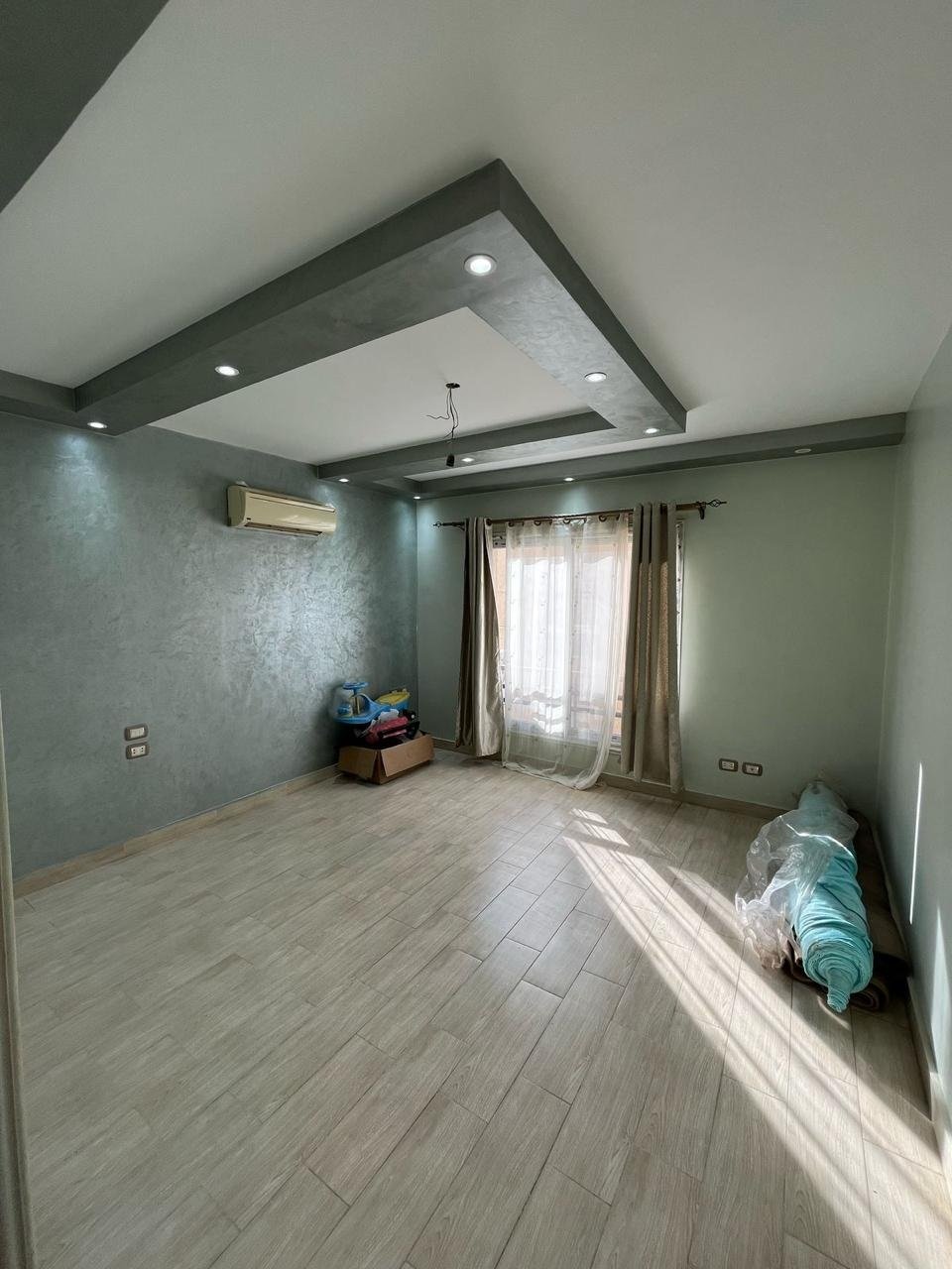 29-the-square-apartment-rent-444-03 Bedroom with balcony, The Square apartment for rent | غرفة نوم ببلكونة، شقة للإيجار في ذا سكوير
