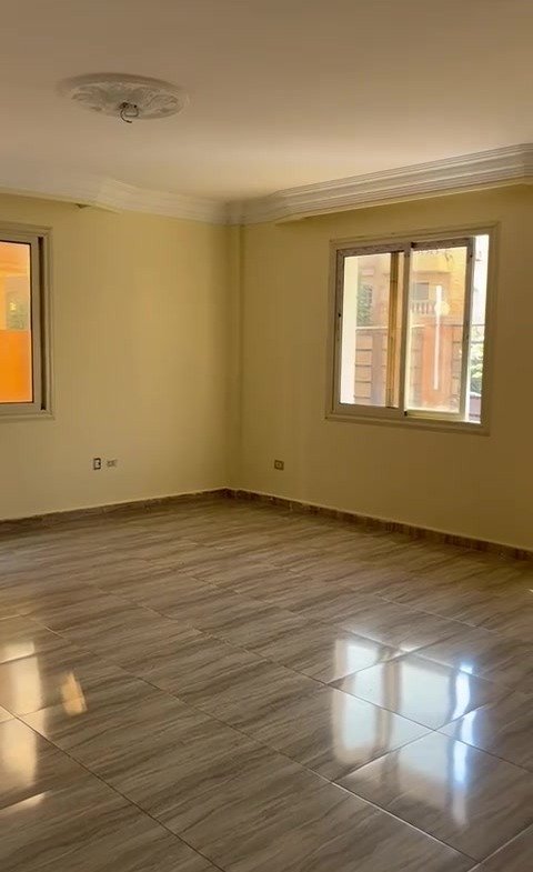 Empty room with a shiny floor and a window facing the street - apartment in 2nd District, 5th Settlement