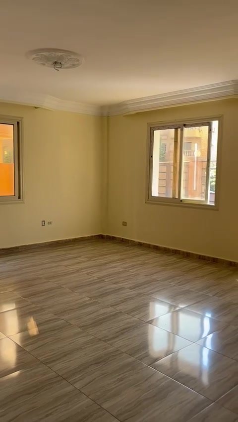 2nd-district-300sqm-35-02 Empty room with a shiny floor and a window facing the street - apartment in 2nd District, 5th Settlement