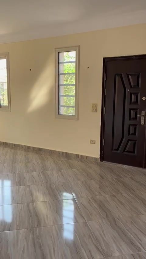 2nd-district-300sqm-35-03 Entrance hall with a carved dark front door and a glossy floor - apartment in 2nd District, 5th Settlement