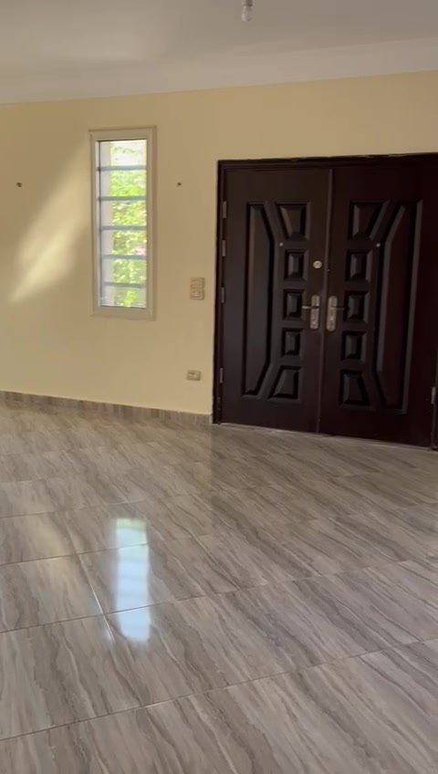 2nd-district-300sqm-35-04 Double dark wooden entrance door in a bright hall - apartment in 2nd District, 5th Settlement