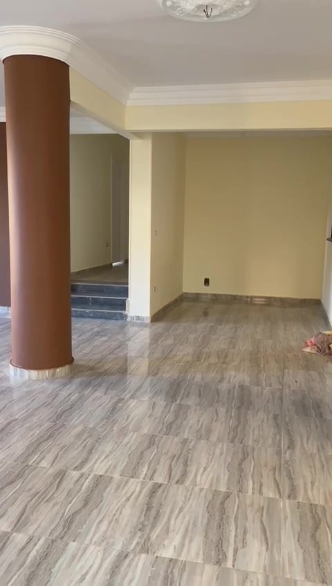 2nd-district-300sqm-35-07 Empty hall with a brown column and a stairwell beyond - apartment in 2nd District, 5th Settlement