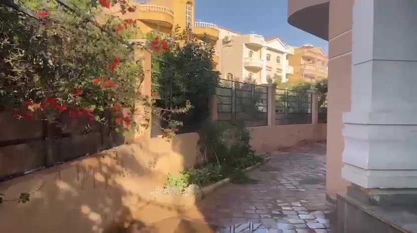 Villa terrace with flowering shrubs and a paved yard - apartment in 2nd District, 5th Settlement