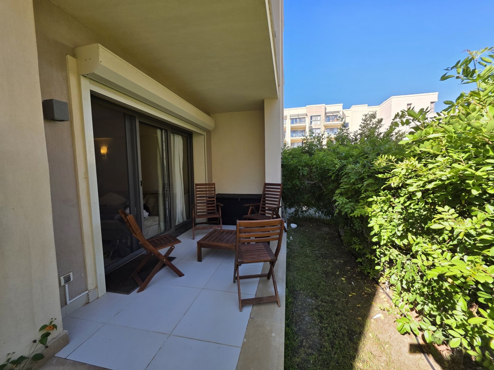Covered terrace beside the garden, chalet for rent in Marassi Marina 1, North Coast | تراس مغطى بجوار الحديقة، شاليه للإيجار في مراسي مارينا 1، الساحل الشمالي
