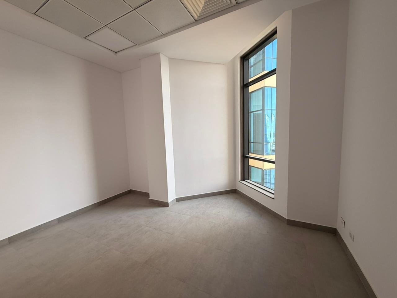 3-mivida-eterna-clinic-rent-190-02 Finished clinic room with window, Mivida Eterna clinic for rent | غرفة عيادة متشطبة بشباك، عيادة للإيجار في ميفيدا إترنا