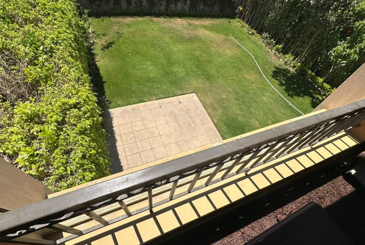 Balcony overlooking private garden, Mivida twin house for sale or rent | بلكونة تطل على الحديقة الخاصة، توين هاوس للبيع أو للإيجار في ميفيدا