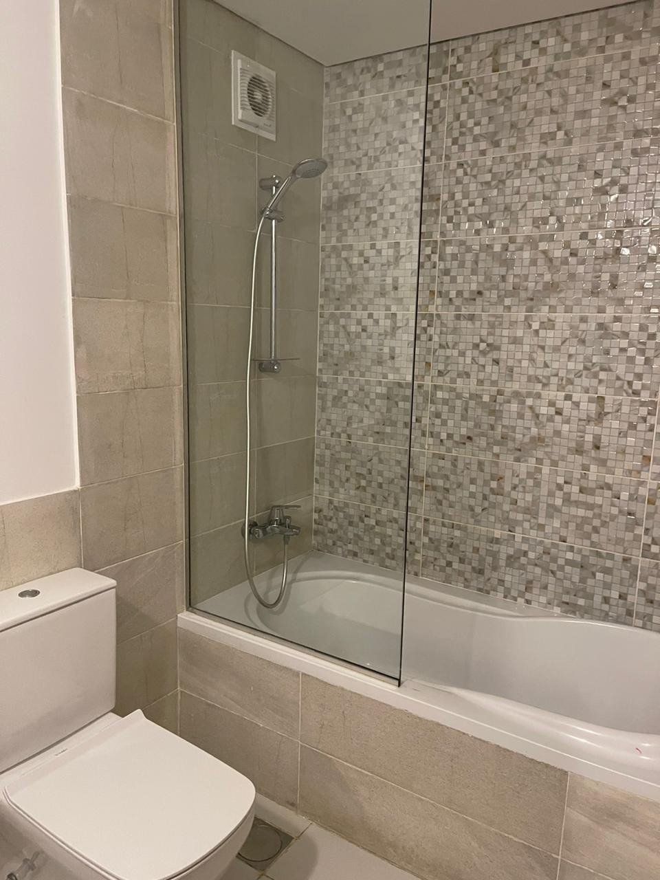 30-marassi-marina-297-07 Bathroom with shower, chalet for rent in Marassi Marina 1, North Coast | حمام بدش، شاليه للإيجار في مراسي مارينا 1، الساحل الشمالي