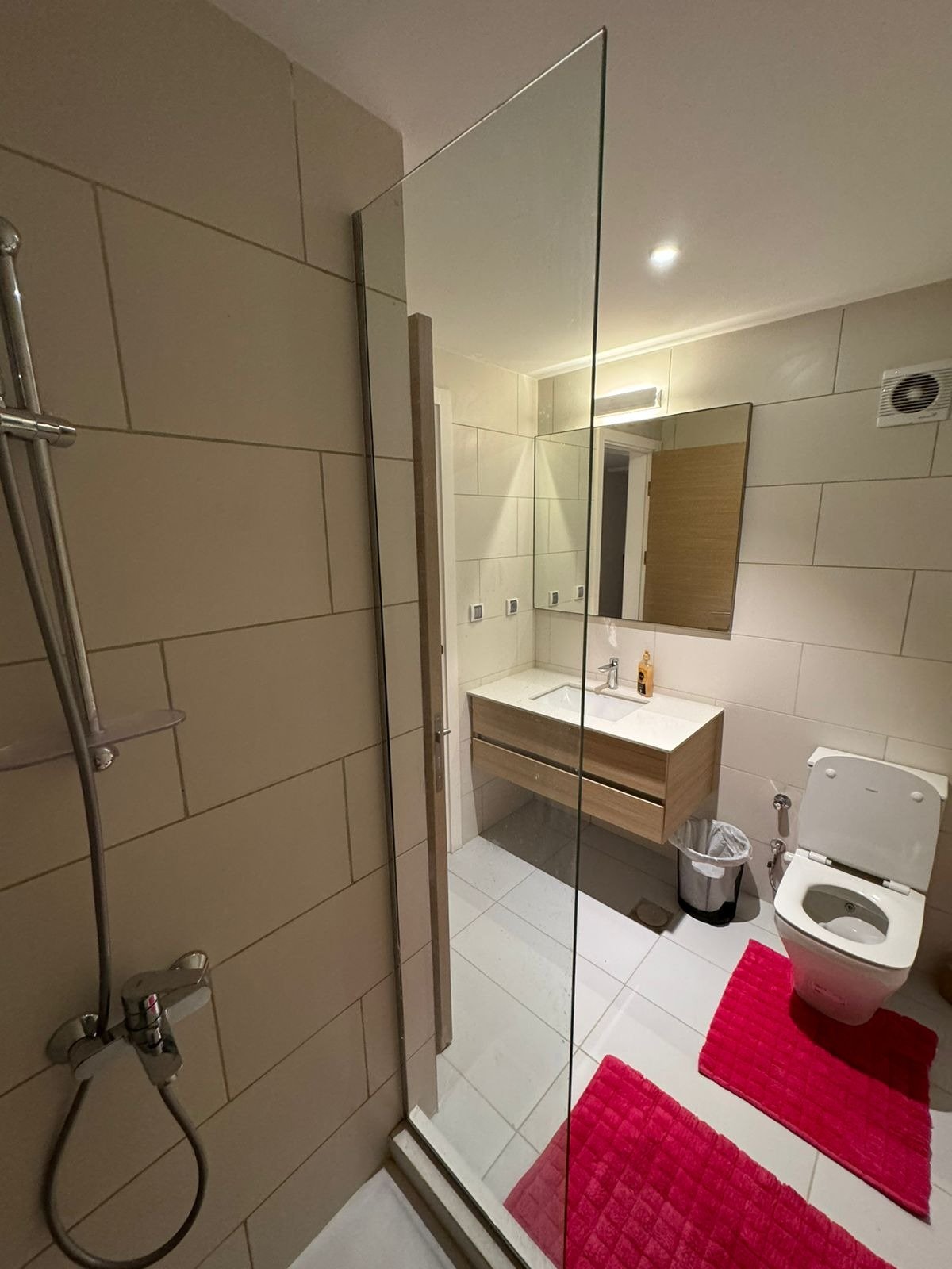 30-marassi-marina-views-293-09 Bathroom with shower, chalet for rent in Marassi Marina Views, North Coast | حمام بدش، شاليه للإيجار في مراسي مارينا فيوز، الساحل الشمالي