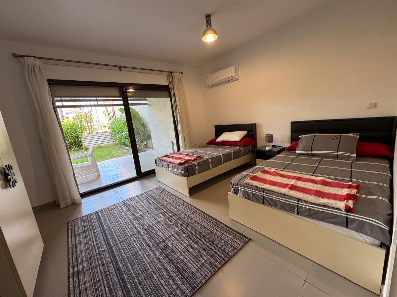 Bedroom with twin beds, chalet for rent in Marassi Marina Residences, North Coast | غرفة نوم بسريرين، شاليه للإيجار في مراسي مارينا ريزيدنس، الساحل الشمالي