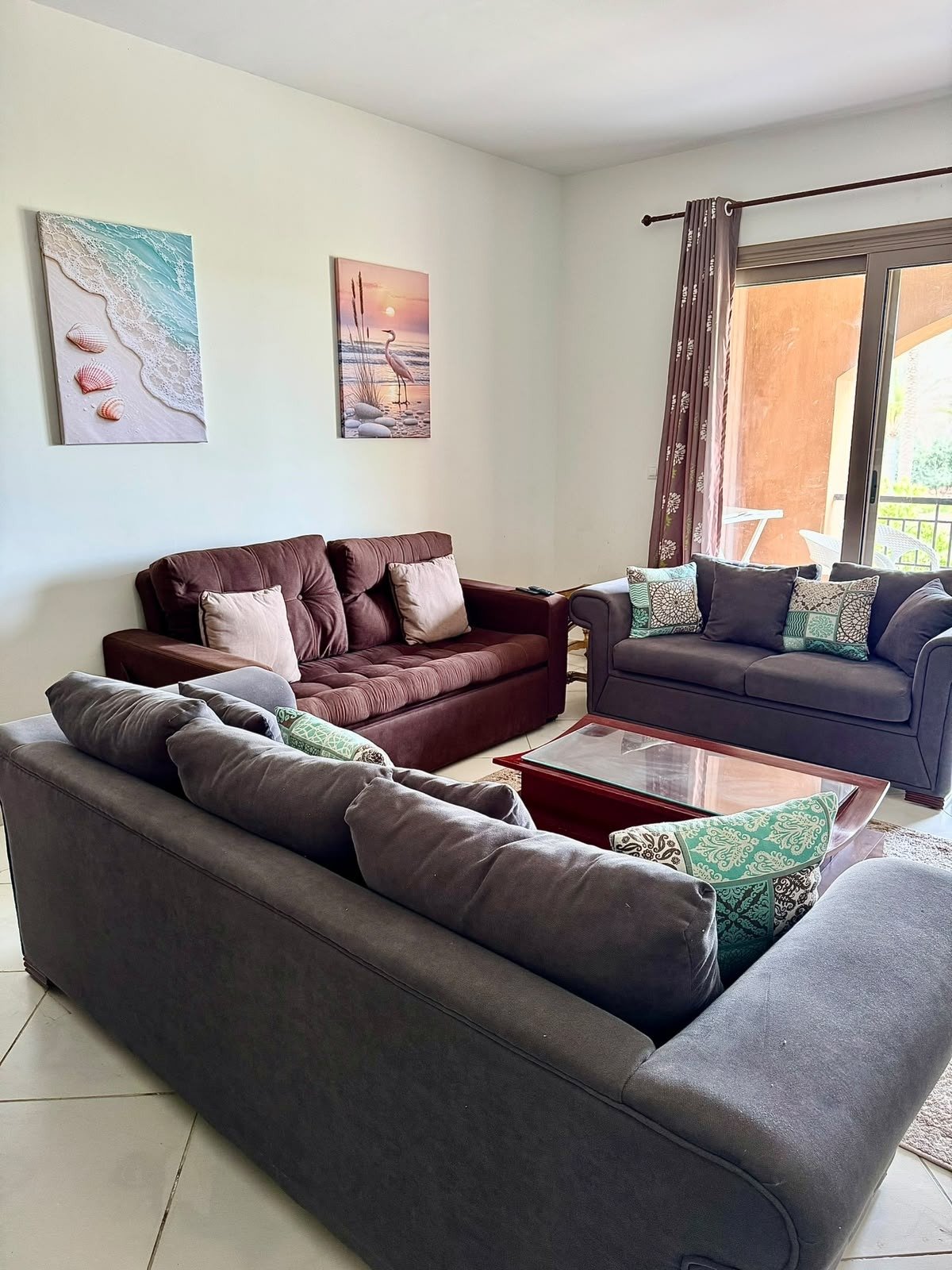 30-marassi-verdi-282-01 Reception with burgundy sofas, penthouse for rent in Marassi Verdi, Sidi Abd El Rahman, North Coast - R&C Estate | ريسيبشن بكنب عنابي، بنتهاوس للإيجار في مراسي فيردي، سيدي عبد الرحمن، الساحل الشمالي - R&C Estate