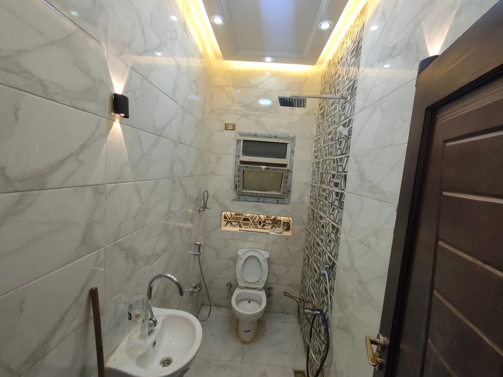 First bathroom, Paradise El Mohandeseen apartment for rent | الحمام الأول، شقة للإيجار في براديس المهندسين
