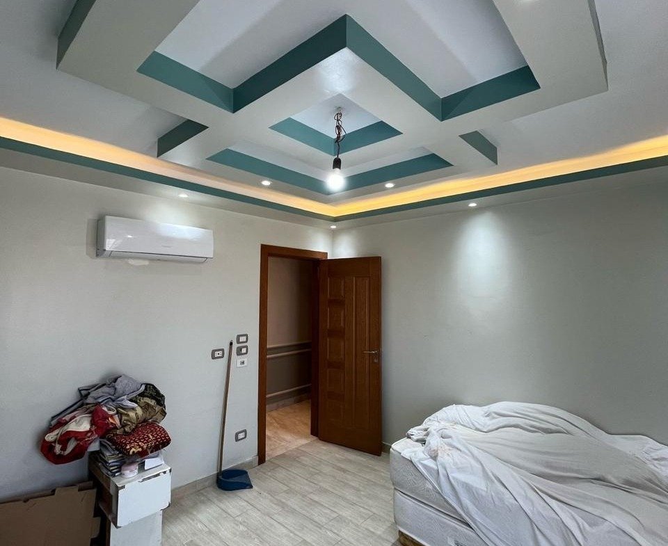 Bedroom with decorative ceiling, The Square apartment for rent | غرفة نوم بسقف ديكوري، شقة للإيجار في ذا سكوير