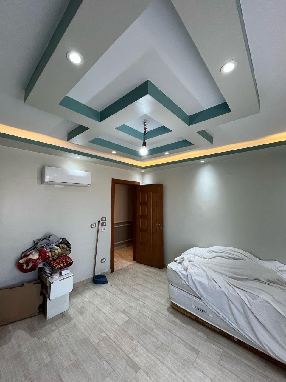30-the-square-apartment-rent-444-04 Bedroom with decorative ceiling, The Square apartment for rent | غرفة نوم بسقف ديكوري، شقة للإيجار في ذا سكوير