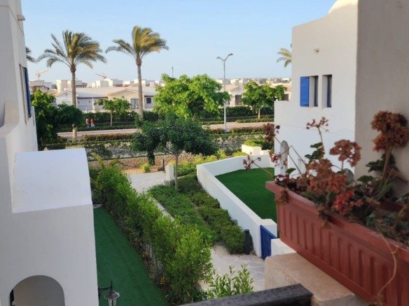 Villa exterior and landscaped garden, villa for rent in Marassi Greek Village, North Coast | واجهة الفيلا والحديقة، فيلا للإيجار في مراسي جريك، الساحل الشمالي