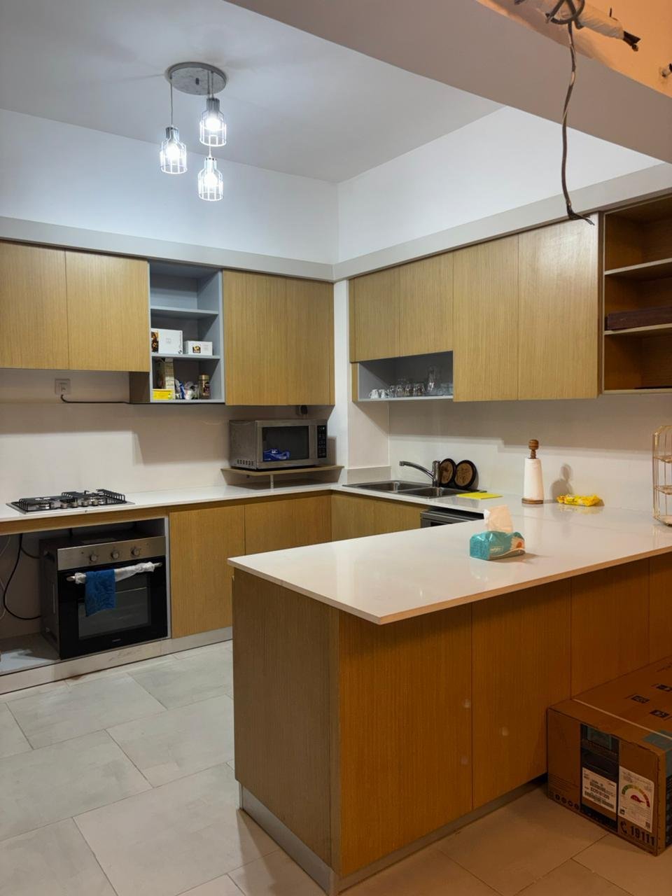 31-marassi-greek-301-02 Equipped kitchen with breakfast counter, villa for rent in Marassi Greek Village, North Coast | مطبخ مجهز بكاونتر، فيلا للإيجار في مراسي جريك، الساحل الشمالي