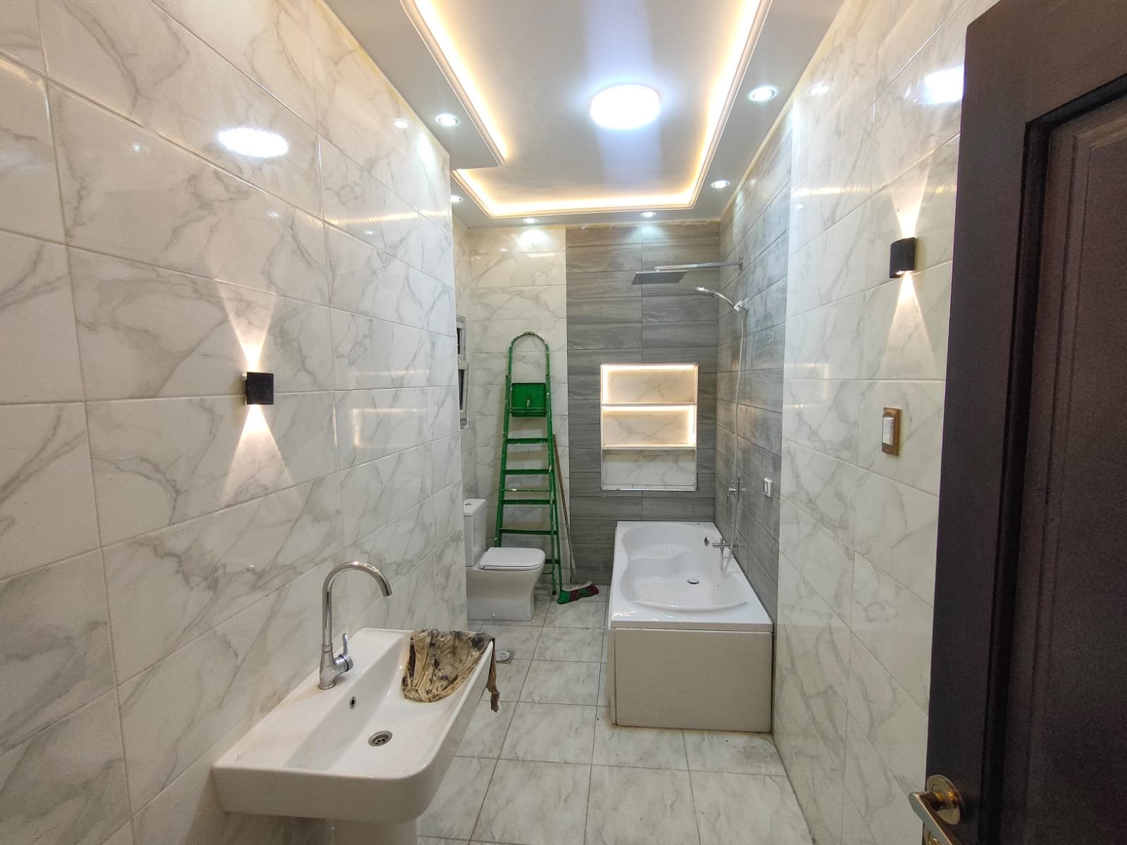Second bathroom, Paradise El Mohandeseen apartment for rent | الحمام الثاني، شقة للإيجار في براديس المهندسين
