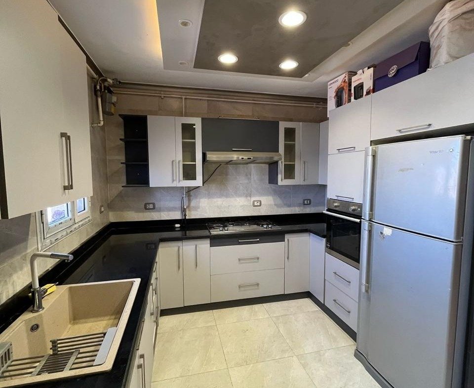 Kitchen appliances and worktops, The Square apartment for rent | أجهزة وأسطح المطبخ، شقة للإيجار في ذا سكوير