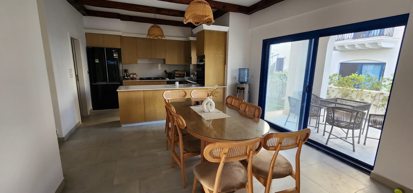 33-marassi-greek-294-02 Dining area beside the equipped kitchen, villa for rent in Marassi Greek Village, North Coast | مساحة الطعام بجوار المطبخ المجهز، فيلا للإيجار في مراسي جريك، الساحل الشمالي