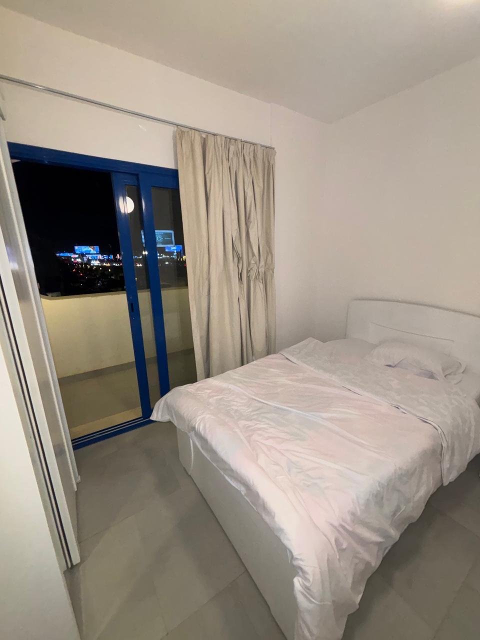 33-marassi-greek-301-04 Bedroom with blue-framed window, villa for rent in Marassi Greek Village, North Coast | غرفة نوم بنافذة بإطار أزرق، فيلا للإيجار في مراسي جريك، الساحل الشمالي