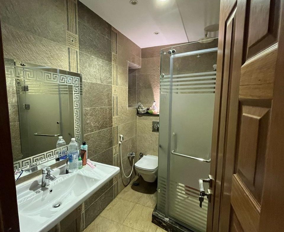 Bathroom with bathtub, The Square apartment for rent | حمام ببانيو، شقة للإيجار في ذا سكوير