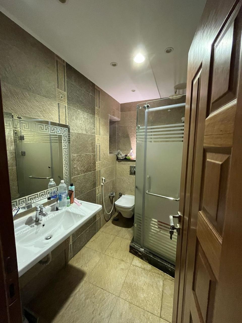 33-the-square-apartment-rent-444-07 Bathroom with bathtub, The Square apartment for rent | حمام ببانيو، شقة للإيجار في ذا سكوير