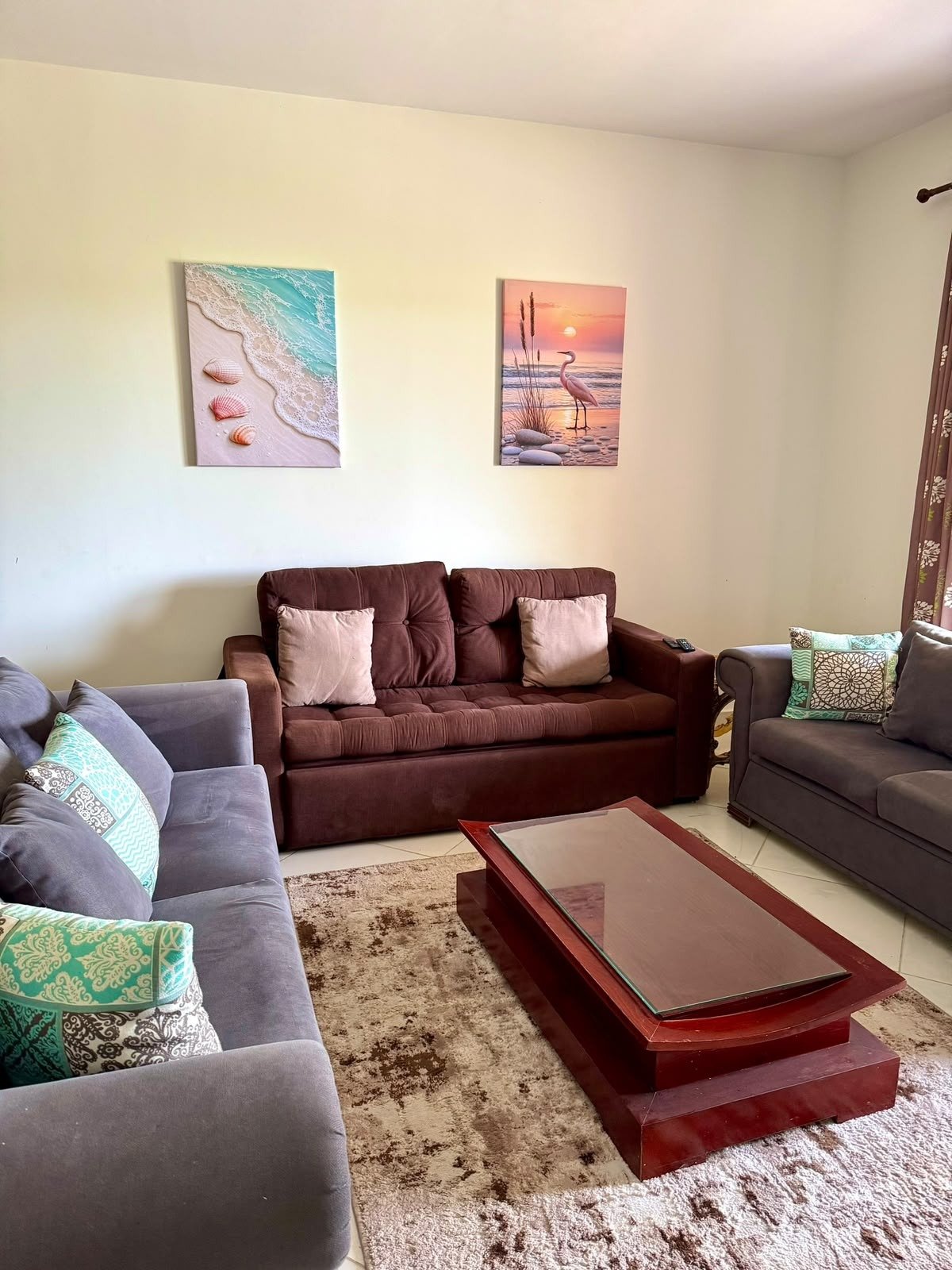 34-marassi-verdi-282-05 Living room and coffee table, penthouse for rent in Marassi Verdi, Sidi Abd El Rahman, North Coast - R&C Estate | غرفة معيشة وطاولة قهوة، بنتهاوس للإيجار في مراسي فيردي، سيدي عبد الرحمن، الساحل الشمالي - R&C Estate