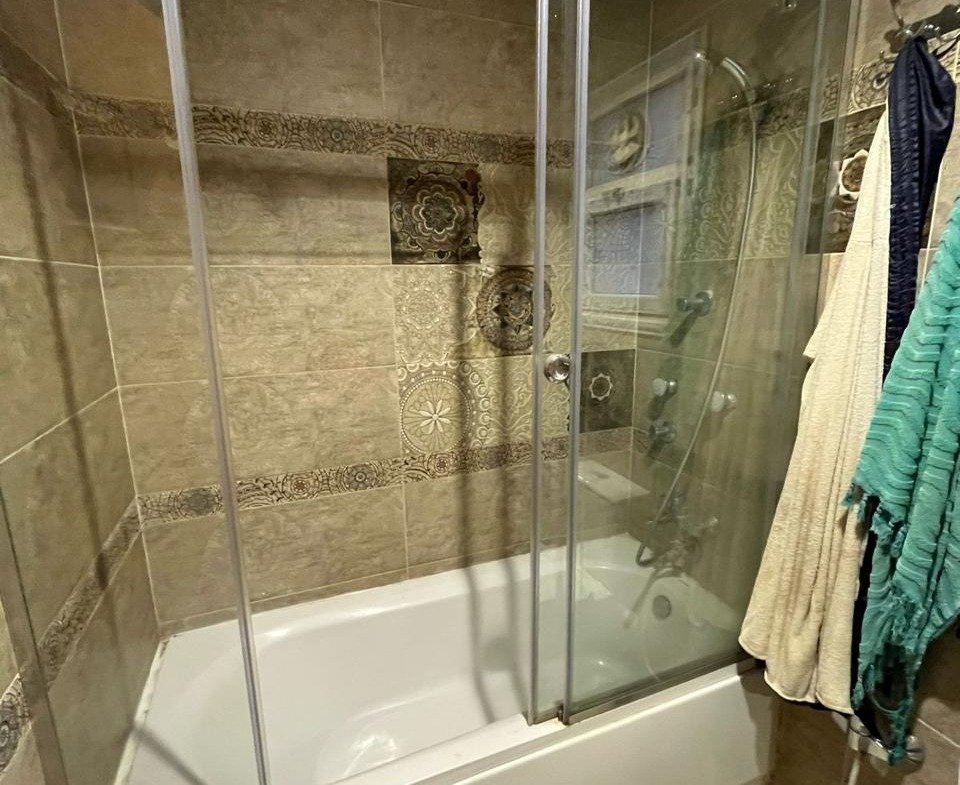 Bathtub and shower screen, The Square apartment for rent | بانيو وكابينة شاور، شقة للإيجار في ذا سكوير