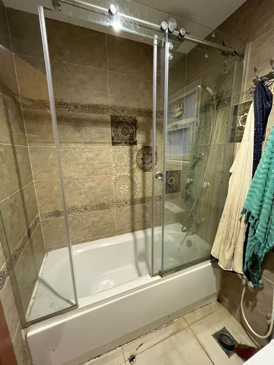 34-the-square-apartment-rent-444-08 Bathtub and shower screen, The Square apartment for rent | بانيو وكابينة شاور، شقة للإيجار في ذا سكوير