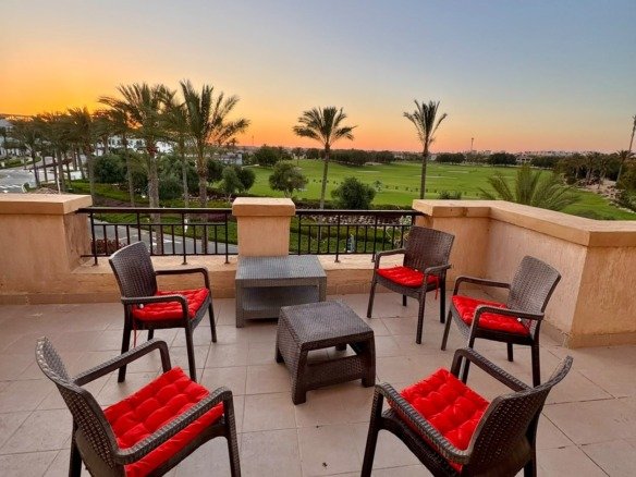 Open roof terrace at sunset with palm and landscaping outlook, penthouse for rent in Marassi Verdi, Sidi Abd El Rahman, North Coast - R&C Estate | روف مفروش وقت الغروب بإطلالة على النخيل والمساحات الخضراء، بنتهاوس للإيجار في مراسي فيردي، سيدي عبد الرحمن، الساحل الشمالي - R&C Estate