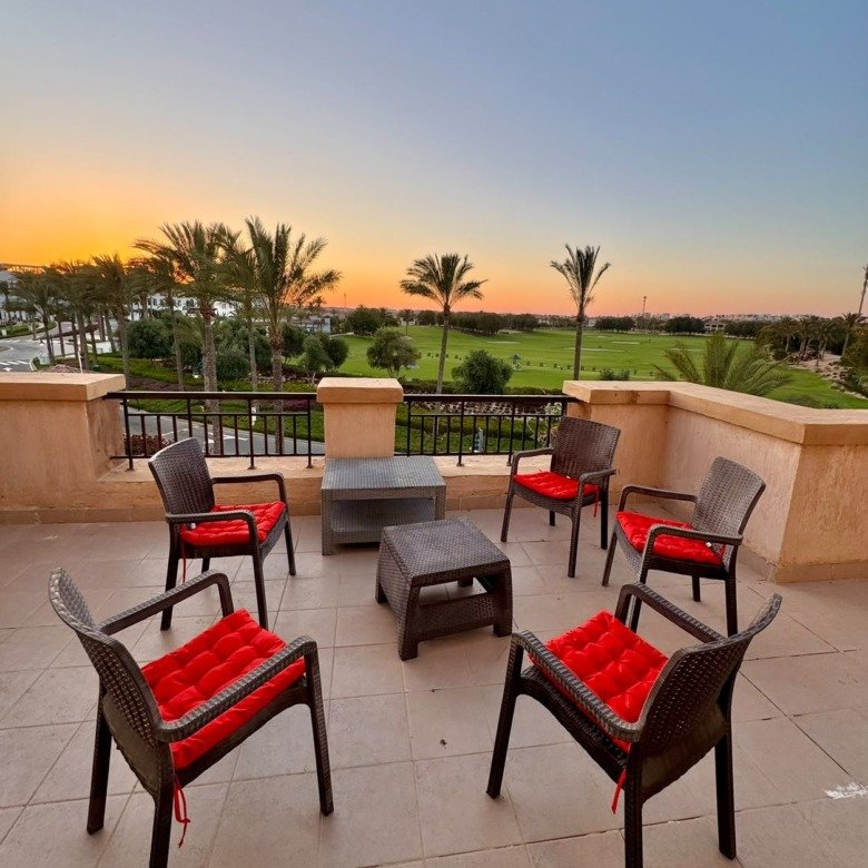 Open roof terrace at sunset with palm and landscaping outlook, penthouse for rent in Marassi Verdi, Sidi Abd El Rahman, North Coast - R&C Estate | روف مفروش وقت الغروب بإطلالة على النخيل والمساحات الخضراء، بنتهاوس للإيجار في مراسي فيردي، سيدي عبد الرحمن، الساحل الشمالي - R&C Estate