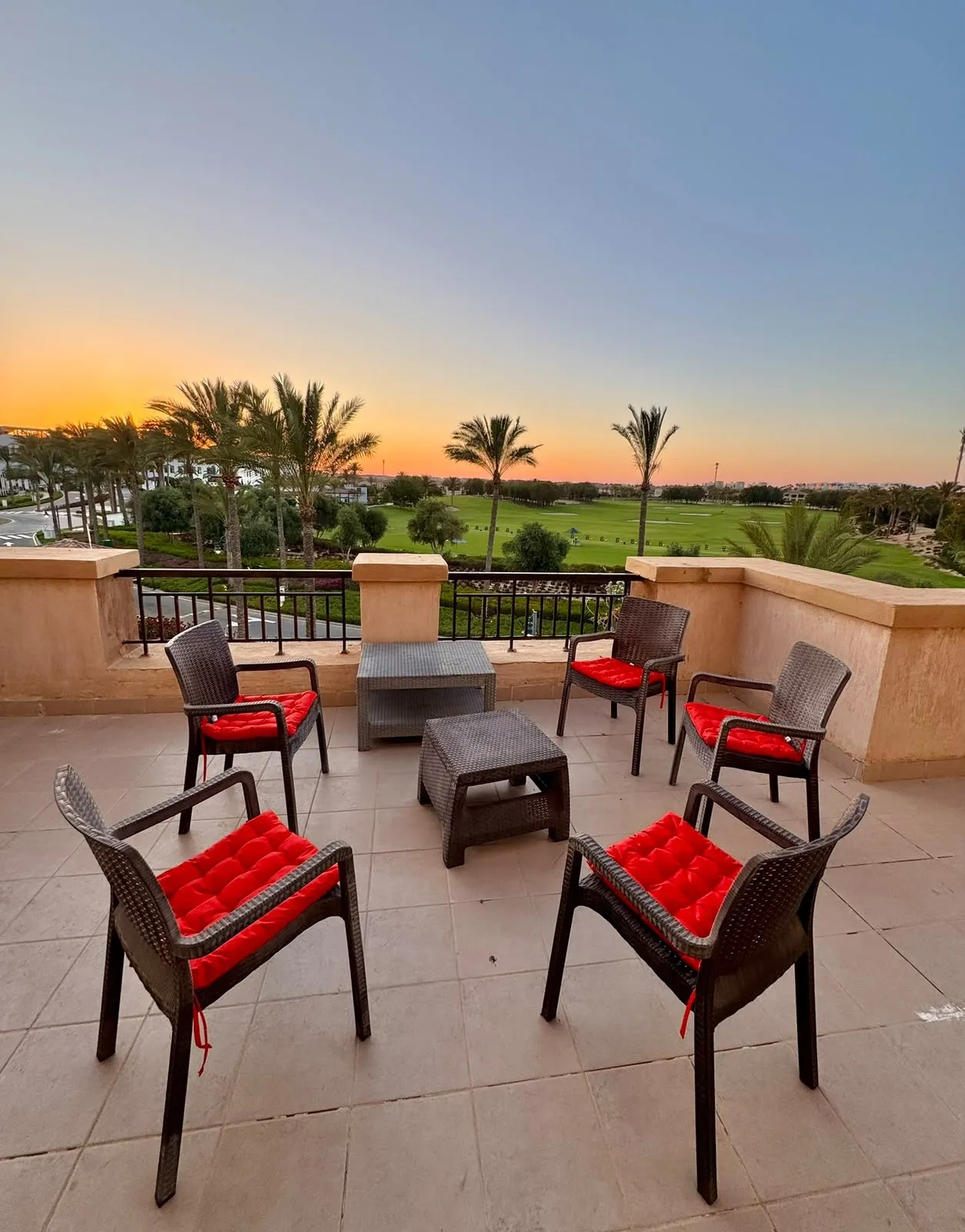 Furnished roof at sunset overlooking golf greenery, penthouse for rent in Marassi Verdi, North Coast | روف مفروش وقت الغروب بإطلالة على الجولف والمساحات الخضراء، بنتهاوس للإيجار في مراسي فيردي، الساحل الشمالي
