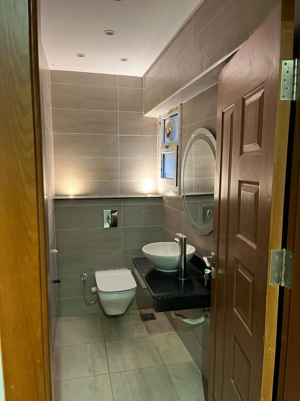 35-the-square-apartment-rent-444-09 Guest bathroom, The Square apartment for rent | حمام ضيوف، شقة للإيجار في ذا سكوير