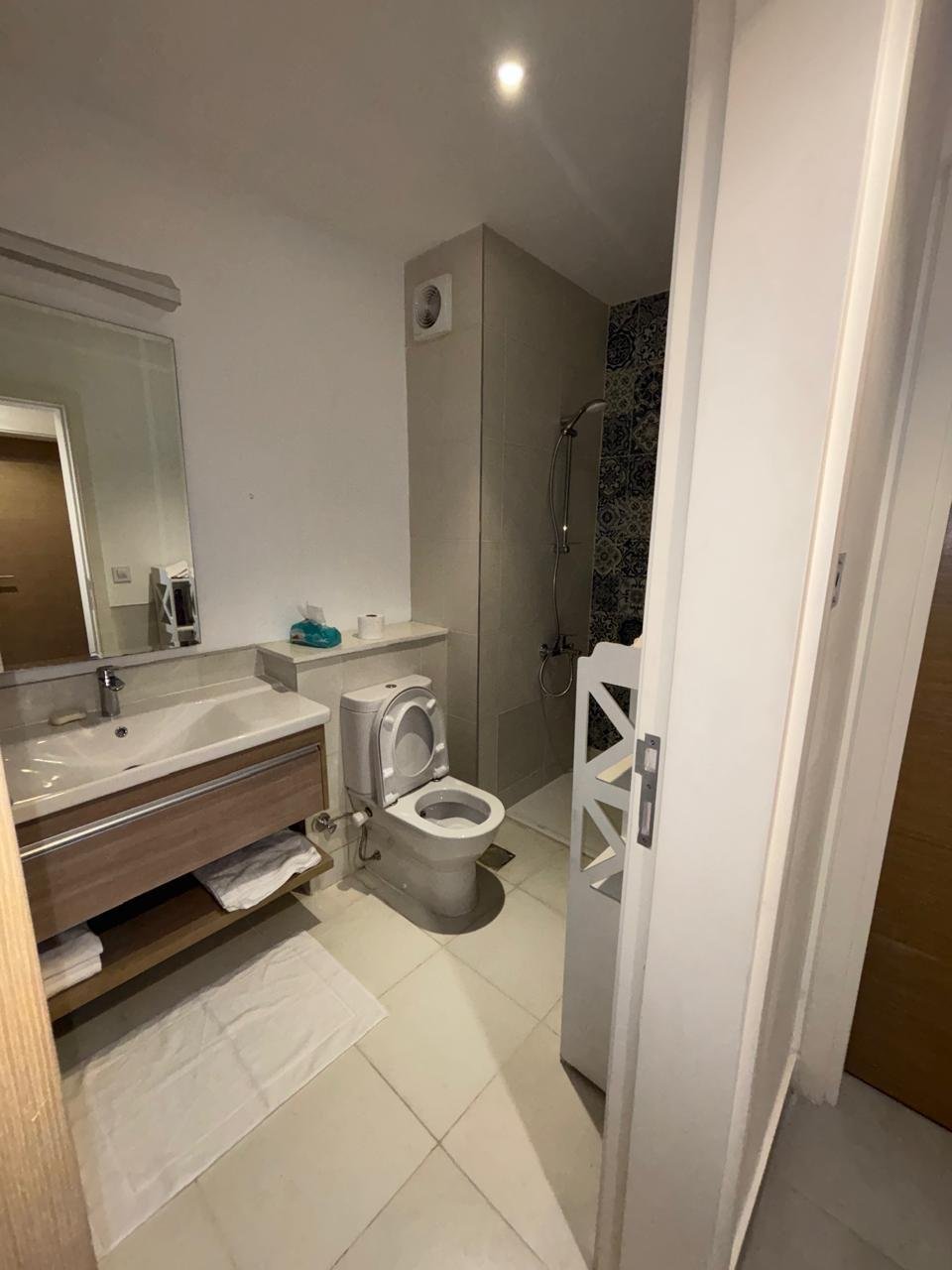 36-marassi-greek-301-07 Bathroom with shower enclosure, villa for rent in Marassi Greek Village, North Coast | حمام بكابينة دش، فيلا للإيجار في مراسي جريك، الساحل الشمالي