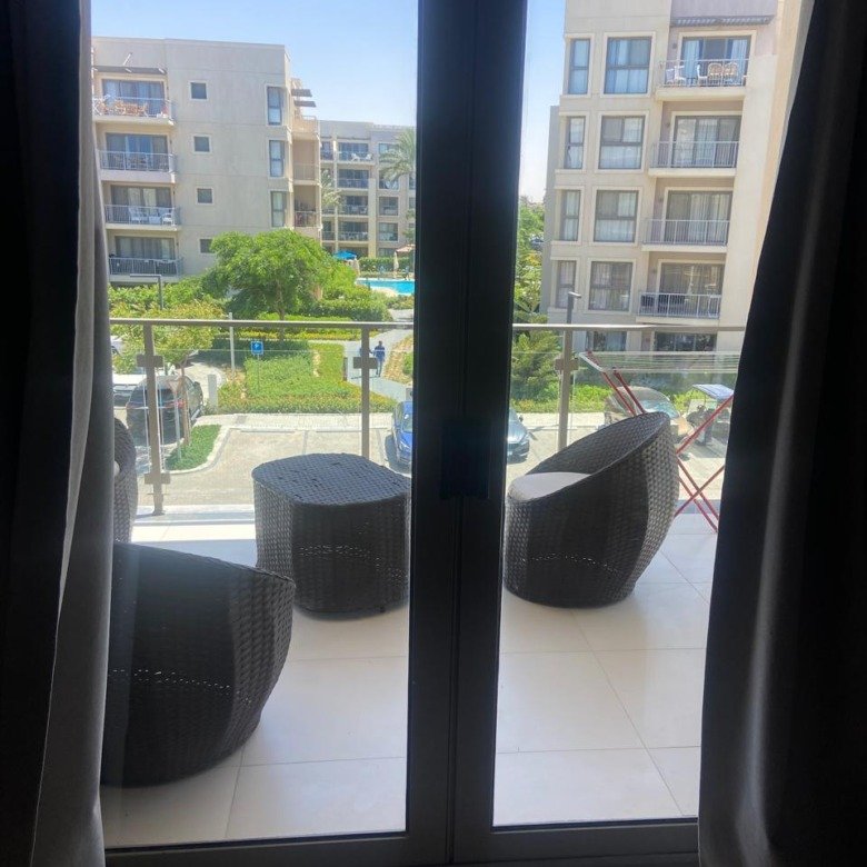 Terrace with seating and pool view, chalet for rent in Marassi Marina 2, North Coast | تراس بجلسة وإطلالة على حمام السباحة، شاليه للإيجار في مراسي مارينا 2، الساحل الشمالي