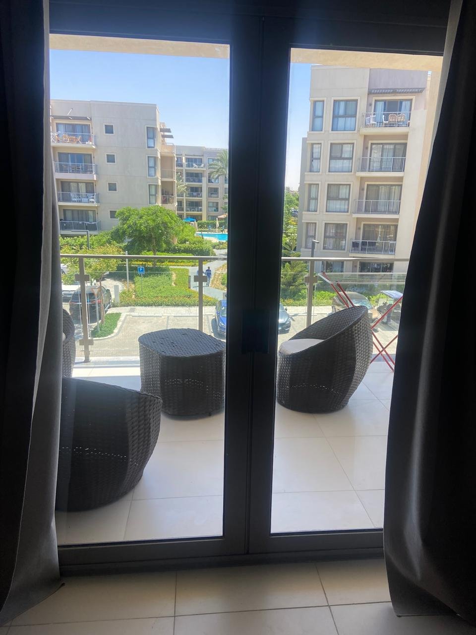 Terrace with seating and pool view, chalet for rent in Marassi Marina 2, North Coast | تراس بجلسة وإطلالة على حمام السباحة، شاليه للإيجار في مراسي مارينا 2، الساحل الشمالي