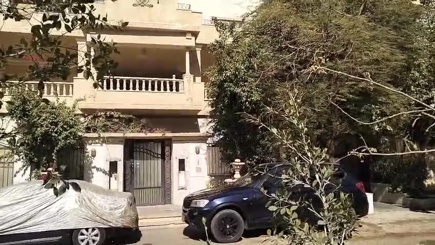 مبنى سكني على الشارع ببلكونة وسيارة متوقفة - شقة في الحي الثالث التجمع الخامس، القاهرة الجديدة