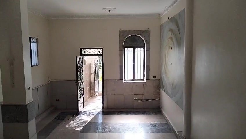 داخل بشباك مقوس وحزام رخام أسفل الحائط - شقة في الحي الثالث التجمع الخامس، القاهرة الجديدة